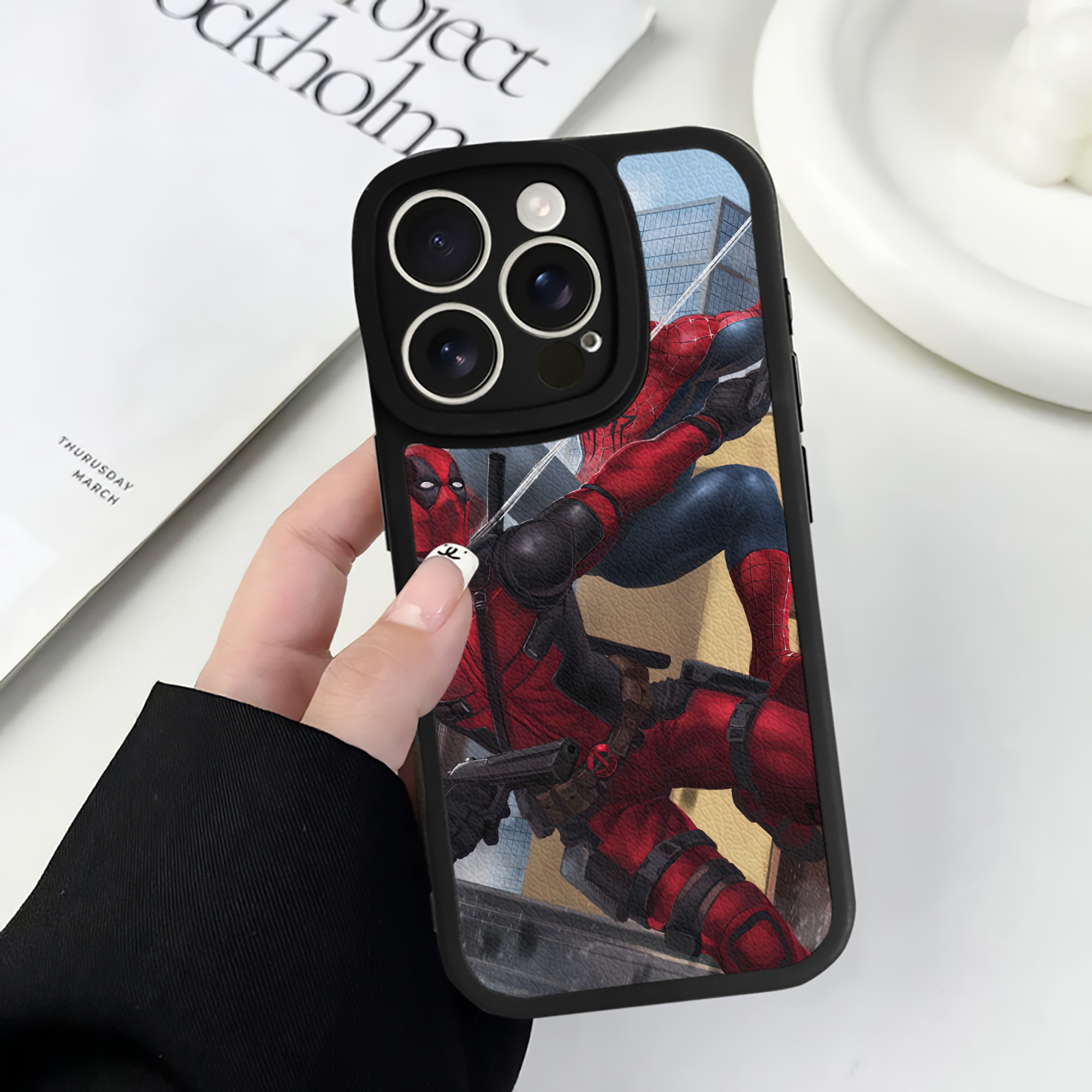 （画像用） Deadpool デッドプール 【iPhone 16シリーズ対応】シリコンスマホケース（レザー調） 材質：シリコン